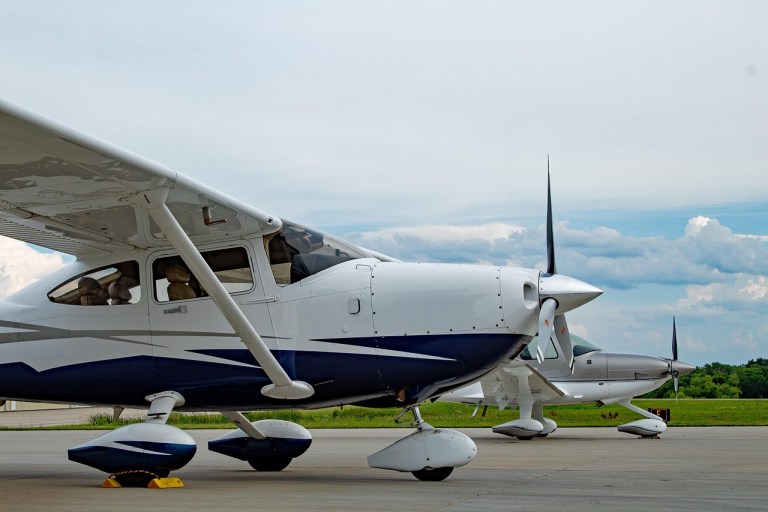 Cessna 182 and Cirrus SR22